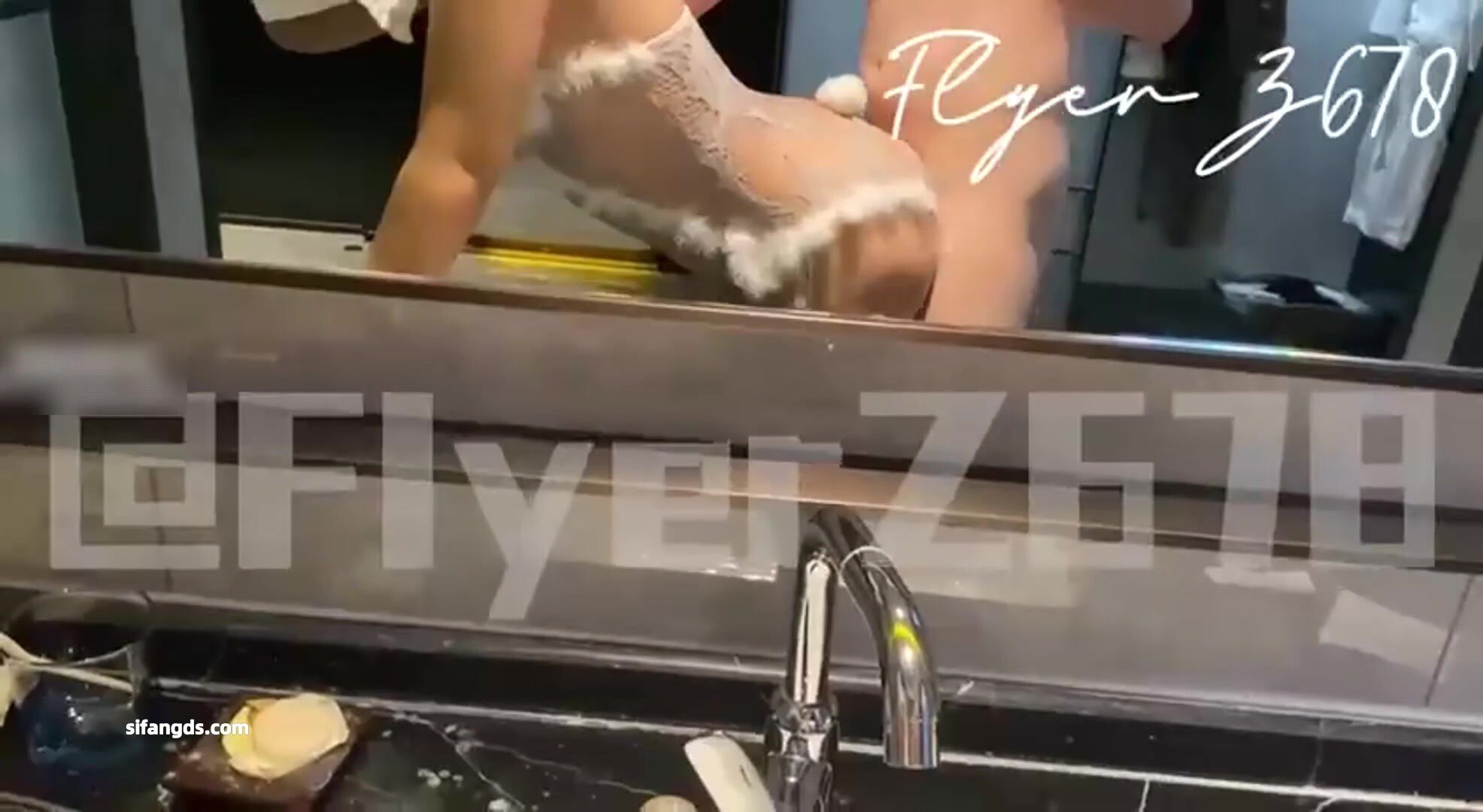 2025年4月最新，【重磅】极品淫妻博主，【flyerz678】“你老公看你这么骚受得了吗”绿帽的极品老婆在他面前被单男调教_5
