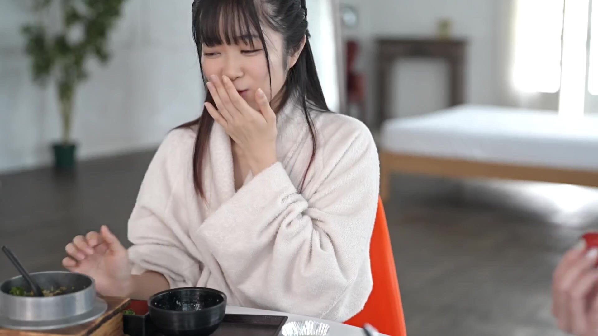 [hmn-246] 新人 普通ではない人生を送ってみたい！中流家庭で育ち、中堅私大に通い、中小企業のOLに就職した女の子が中出しAV DEBUT！！ 片瀬かのん
