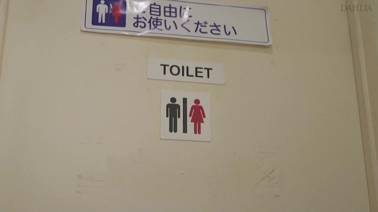 「私をエッチな目で見てほしいから」豪雨でビショ濡れの日も濡れ透け出勤して職場の男性たちを誘惑する欲求不満の人妻スーパー店員 峰玲子