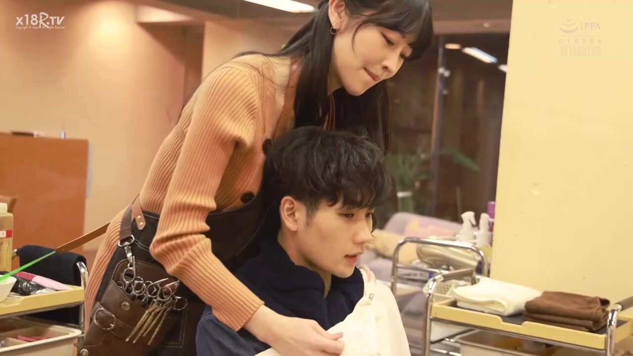 【中文字幕】夫妇経営の美容室で欲求不満な人妻美容师の日向子さんにこっそり痴女られて中出ししてしまった仆。