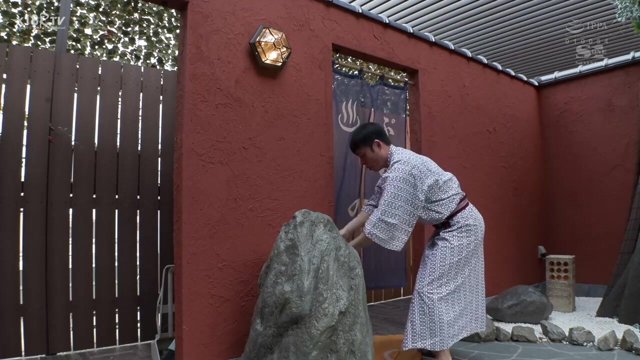 【中文字幕】中年オヤジ リレー轮奸NTR 社员旅行で酔い溃された仆のすぐ傍で矢継ぎ早にチ●ポぶち込まれ一晩中イカされ続けた新妻 小岛みなみ