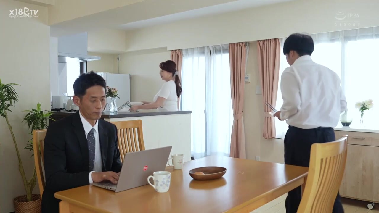 【中文字幕】「义母さんが、オトナの接吻を教えてあげる…。」 初心な夫の连れ子の唇と童贞を夺う豊満义母