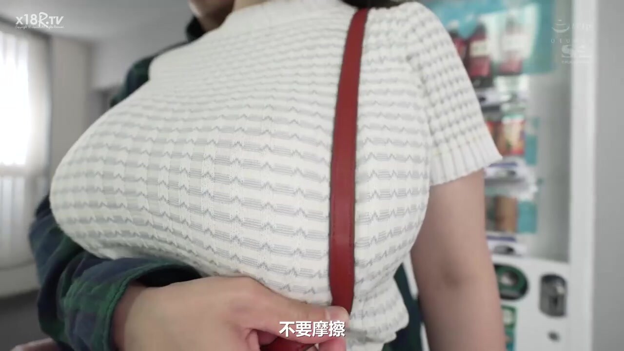 【中文字幕】服を着てても隠せないKカップ爆乳 异次元パイズリ挟射4シチュエーション 神楽ももか