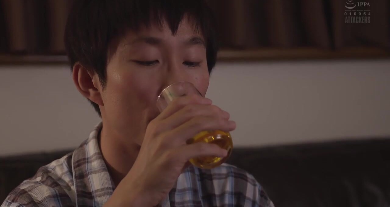 大好きな妻が仆の目の前で职场の同僚とセックスしていたのに、何故か仆のチ○ポがギンギンに勃起した。