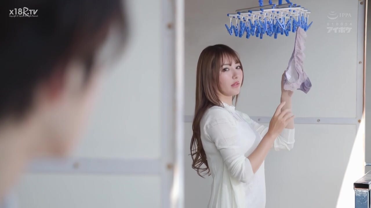 【中文字幕】隣人的性感夫人在午後晾裤子，是欲望不满的迹象。天海翼