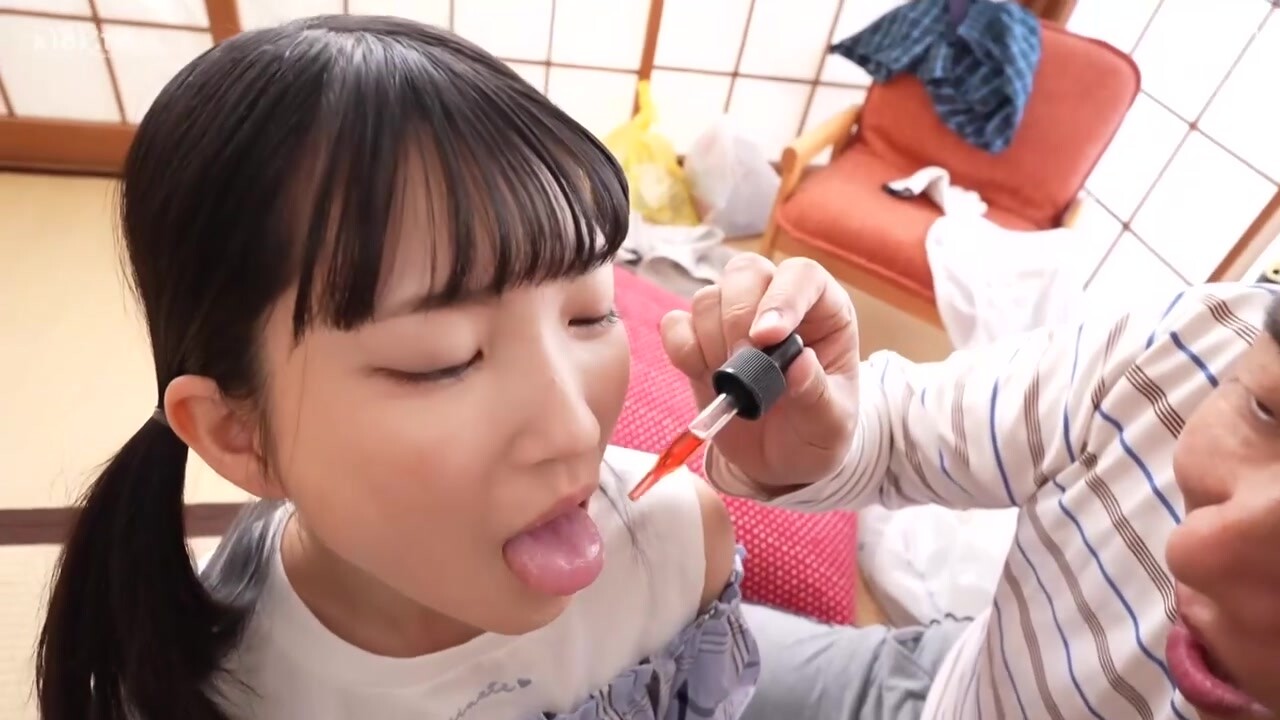 【中文字幕】つるぺた美少女はキメセクに梦中！近所の独身キモオジの媚薬に堕ちた中出し×ごっくん调教 伊织ひなの