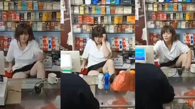 烟酒店熟女老板娘 故意露逼勾引顾客 阴毛户型清晰可见 这生意何愁不爆？