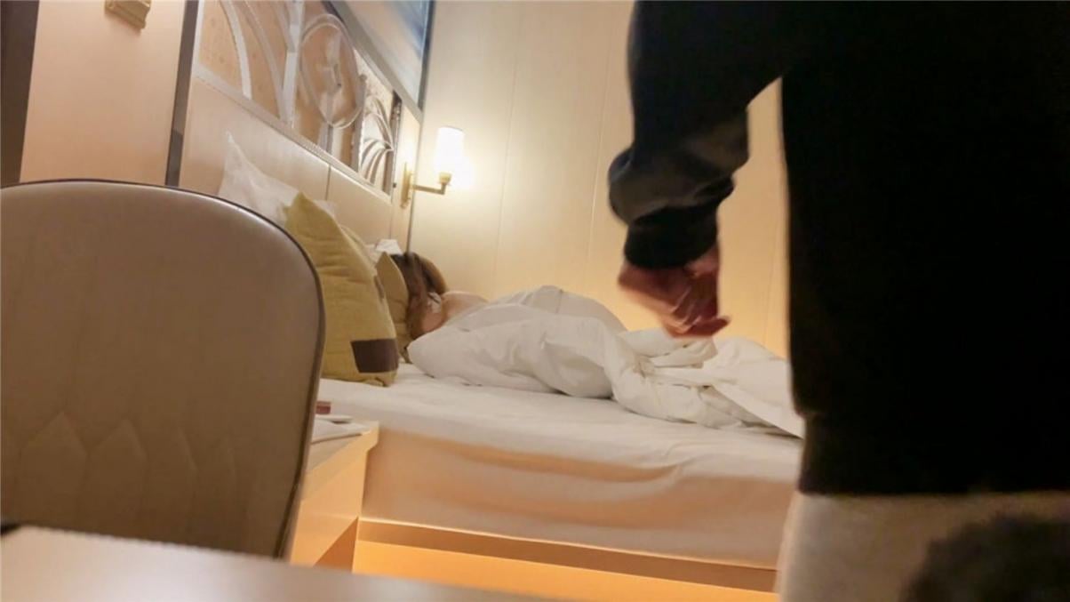 纹身哥深夜回家强操已经睡觉的极品女友各种姿势啪啪