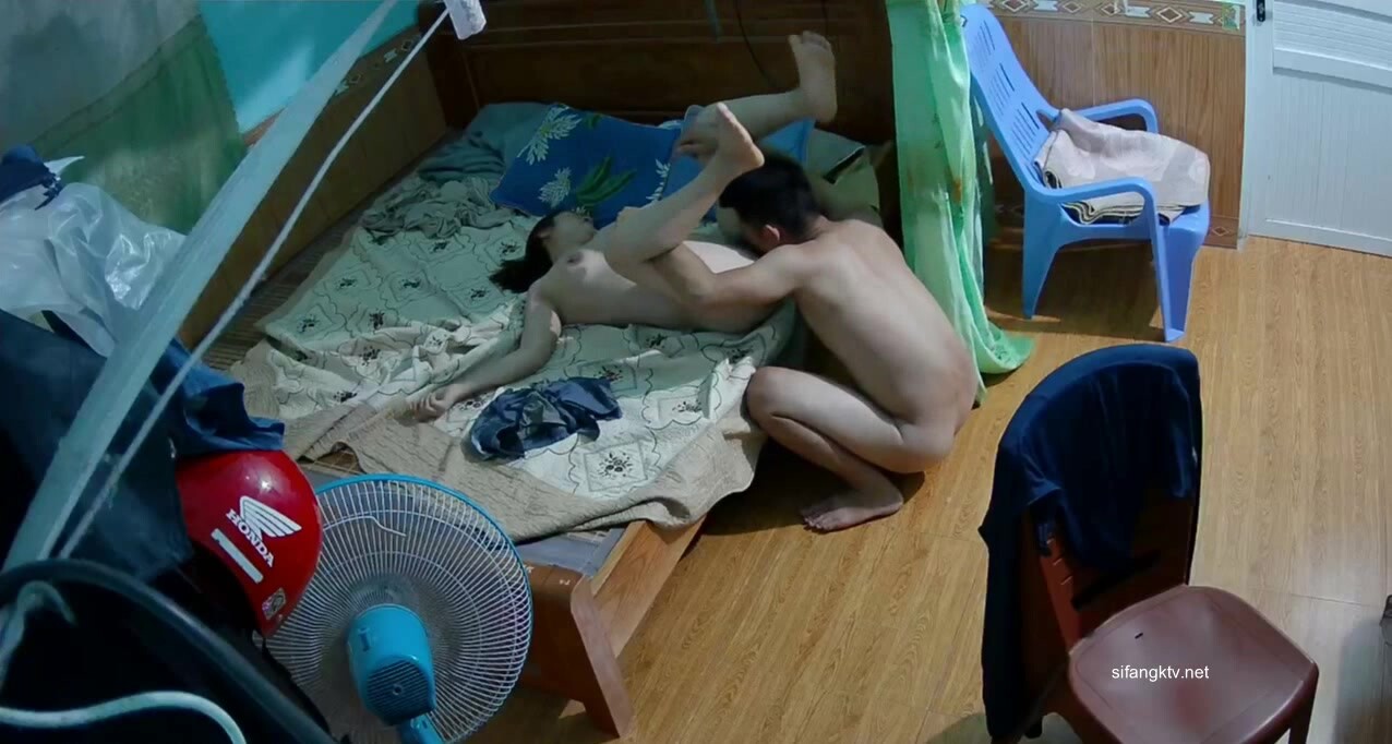 《居家摄像头破解》年轻小伙和丰满的老婆午休时间来一炮吃鲍鱼啪啪
