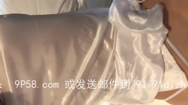 卫生间口完，继续狠狠的抽插翘臀母狗