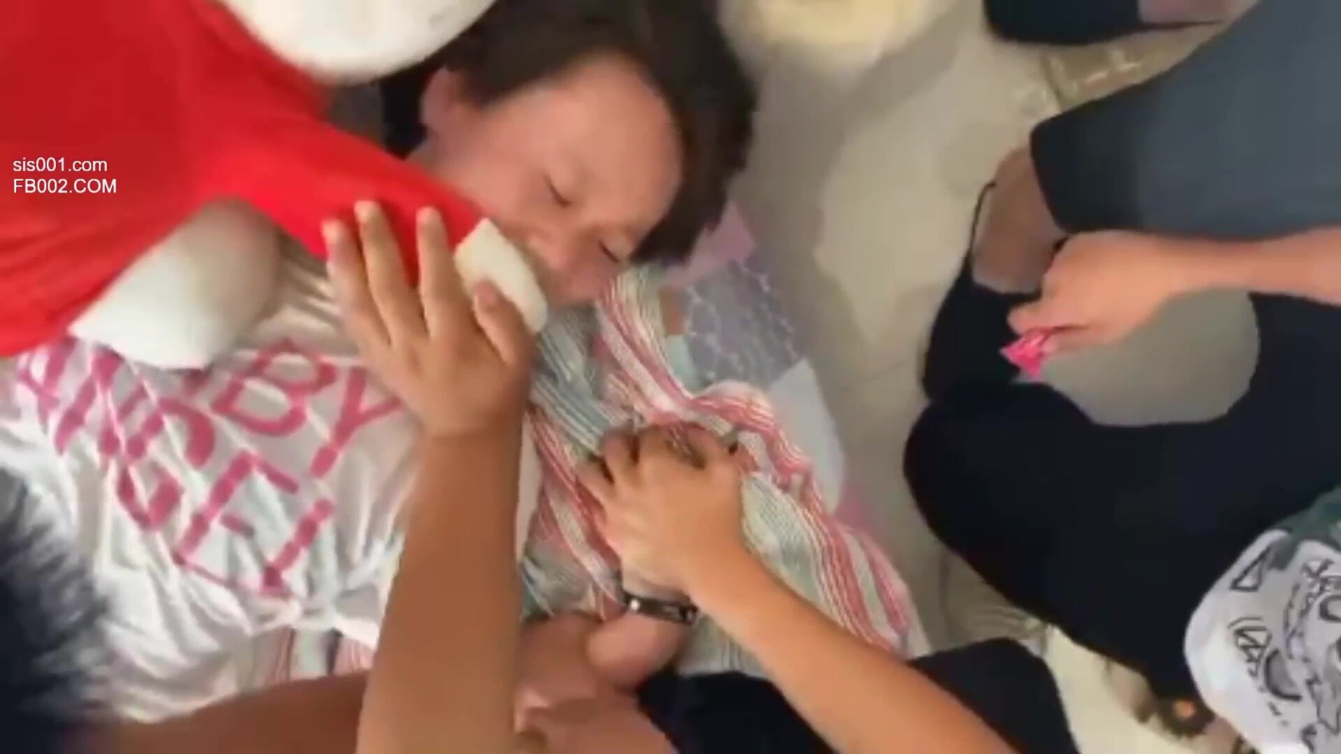 五个男同学强脱同班女生衣服摸奶子扣逼