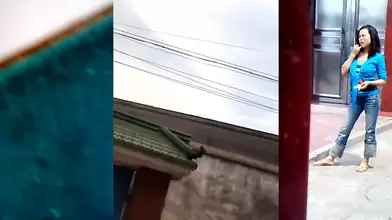 偷拍邻居嫂子嘘嘘完还不忘跟邻居打招呼