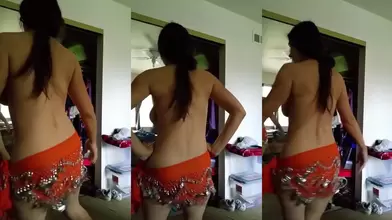 奶子有点下垂得美女玩抖臀舞
