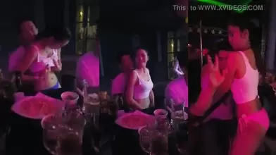 特殊服务的酒店小姐，颜值都很高呢，陪酒还可以让顾客摸奶，坐在顾客腿上摇，怕客人都腰射了吧1！