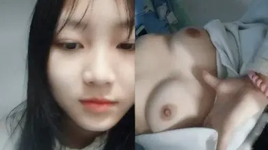 年9纯妹子无敌清纯的脸蛋舍友叽叽喳喳地聊天在简陋的宿舍里露粉逼自慰.
